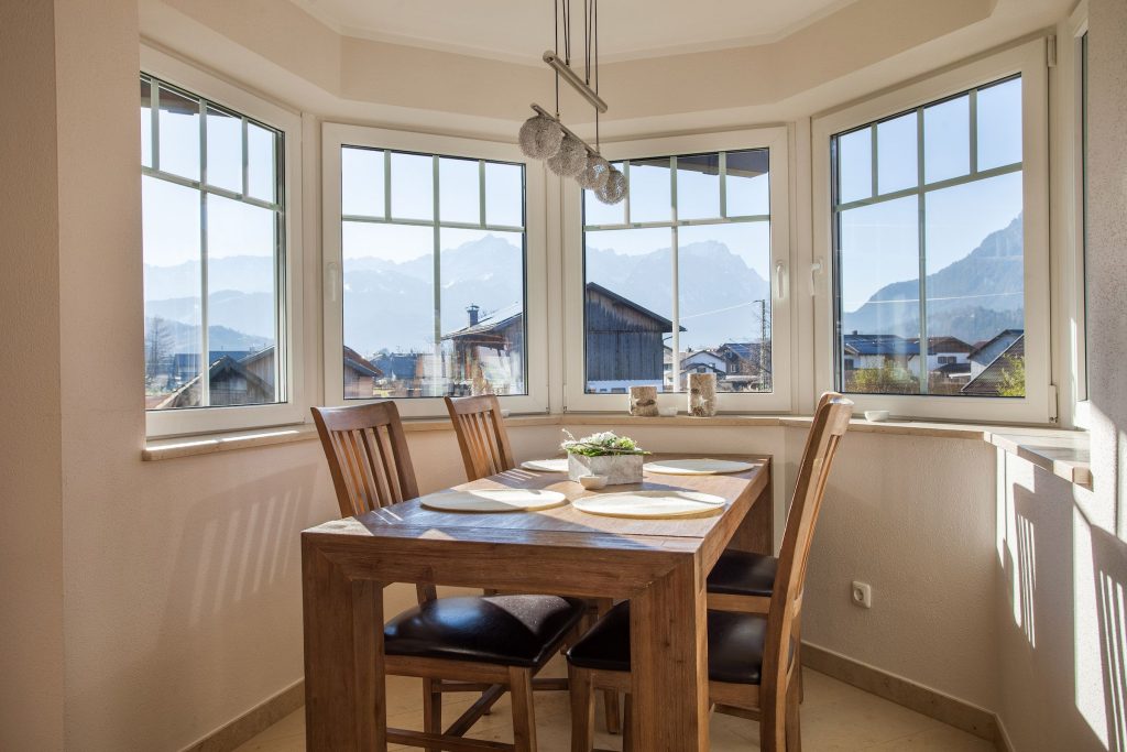 Esstisch mit Aussicht auf die Alpen in Ferienwohnung in Garmisch-Partenkirchen