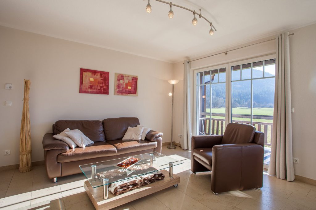 Sofa mit Balkon in Ferienwohnung in Garmisch-Partenkirchen