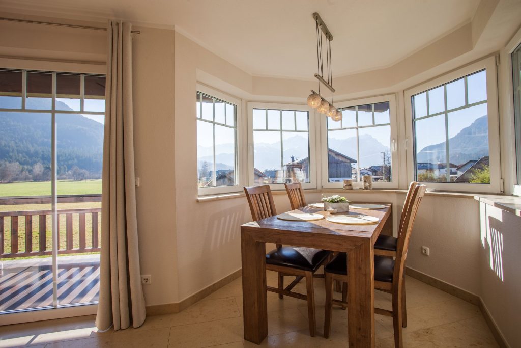 Esstisch mit Blick auf die Alpen in Ferienwohnung in Garmisch-Partenkirchen