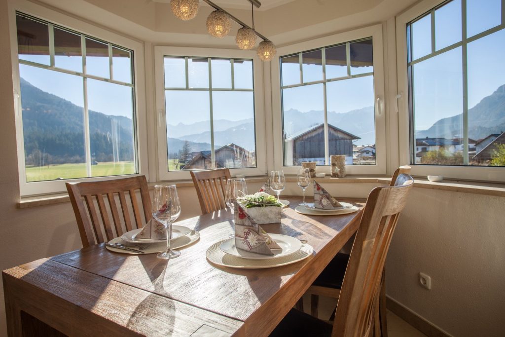 Esstisch mit Ausblick auf die Alpen in Ferienwohnung in Garmisch-Partenkirchen