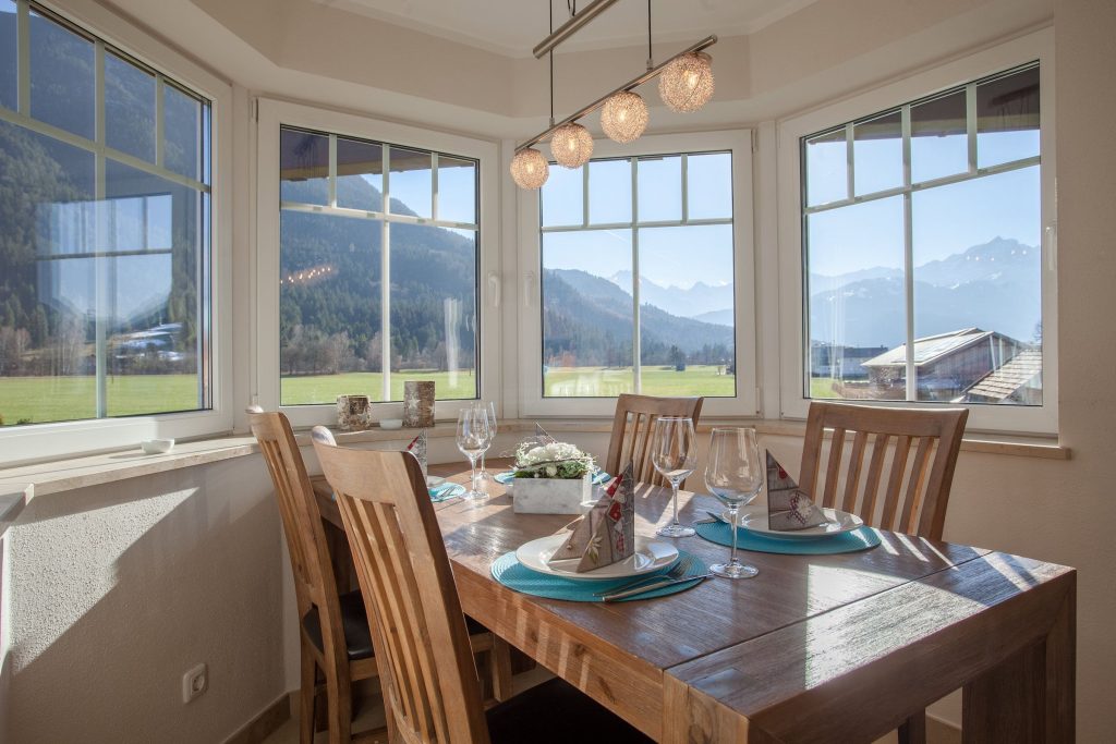 Esstisch mit Fenster in Ferienwohnung in Garmisch-Partenkirchen