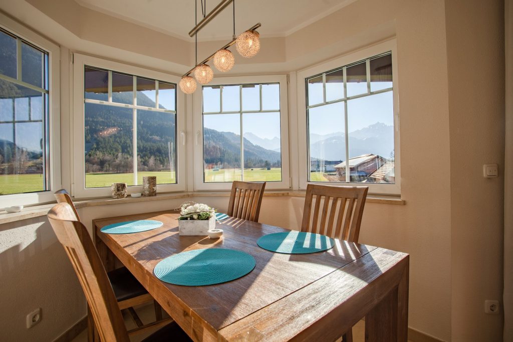 Tisch und Fenster in Ferienwohnung in Garmisch-Partenkirchen