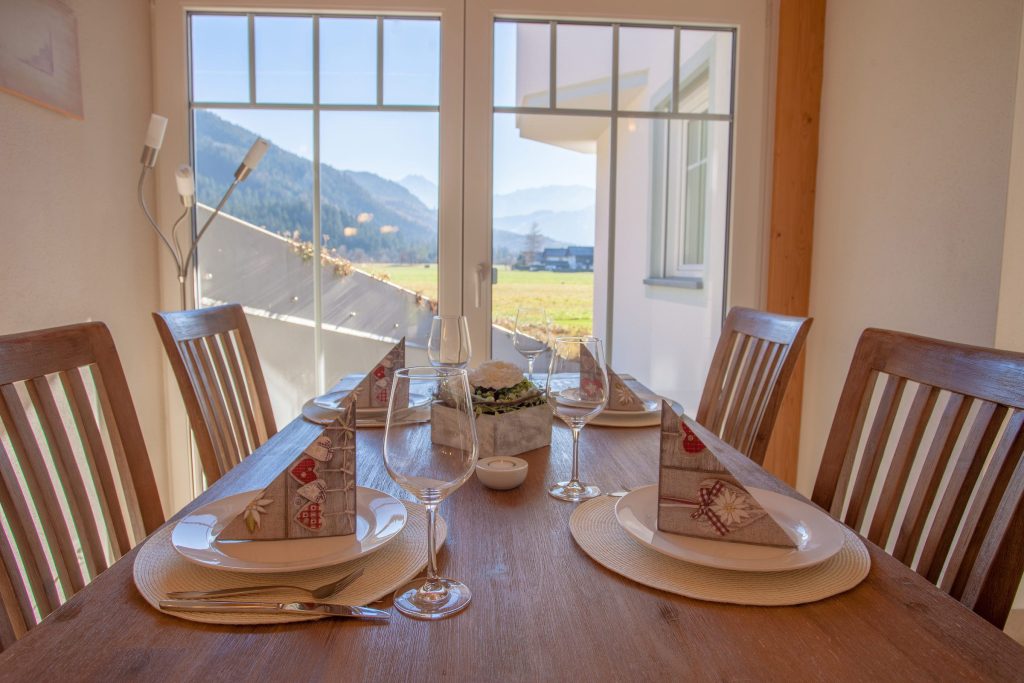 Esstisch und Stehlampe in Ferienwohnung in Garmisch-Partenkirchen