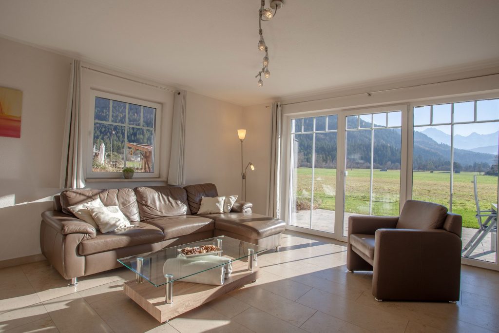 Sofa und Terrasse in Ferienwohnung in Garmisch-Partenkirchen