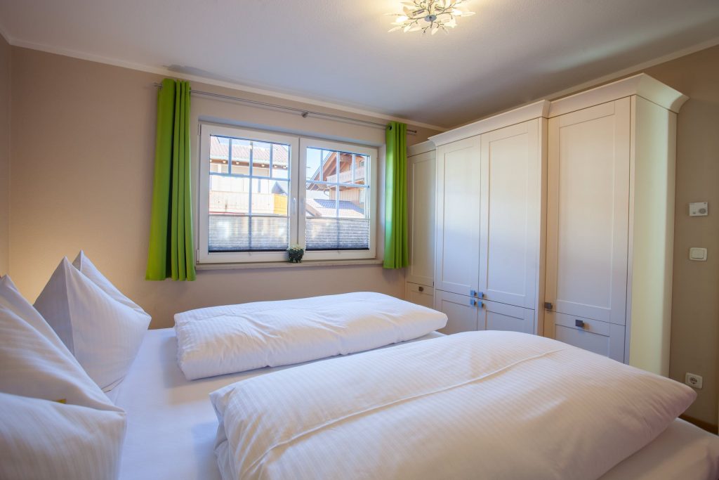 Doppelbett mit Kleiderschrank in Ferienwohnung in Garmisch-Partenkirchen