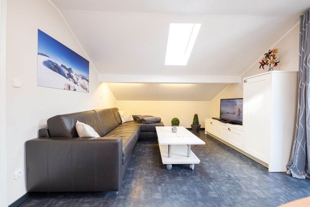 Wohnzimmer mit Schränken und Sofa in Ferienwohnung in Garmisch-Partenkirchen