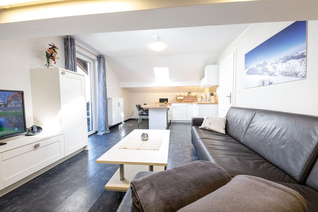 Sofa und Couchtisch in Ferienwohnung in Garmisch-Partenkirchen