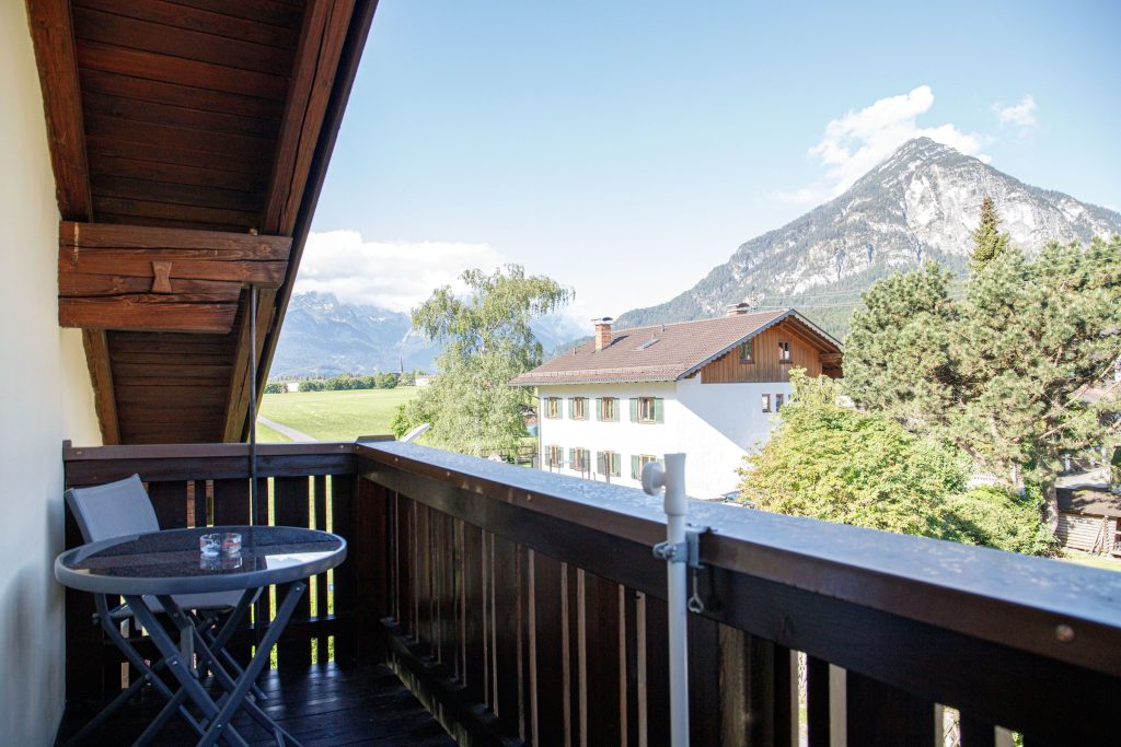 Balkon mit Stuhl in Ferienwohnung in Garmisch-Partenkirchen