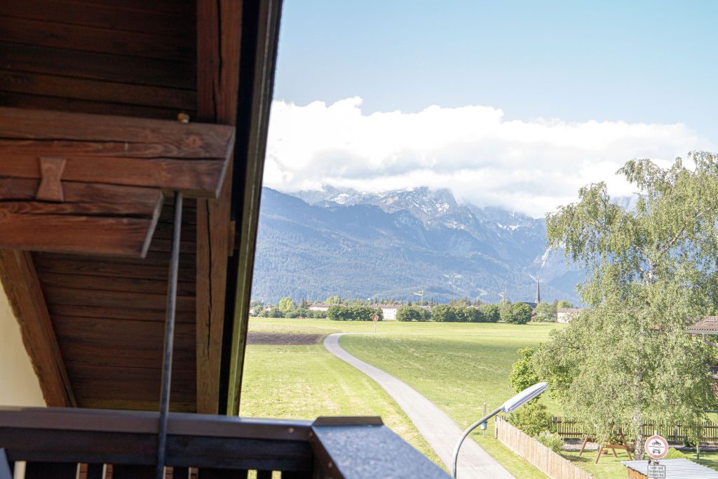 Ausblick auf Wiesen vom Balkon in Ferienwohnung in Garmisch-Partenkirchen