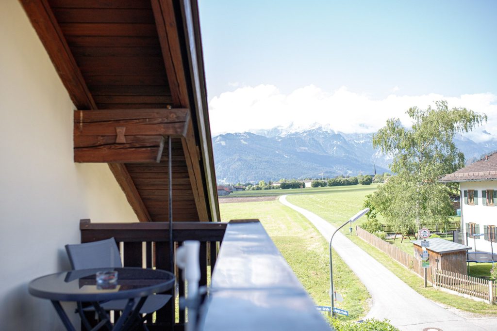 Balkon mit Stühlen in Ferienwohnung in Garmisch-Partenkirchen