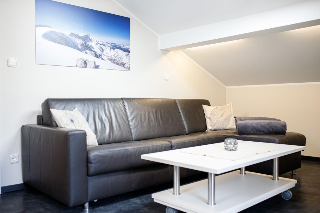 schwarzes Sofa und Couchtisch in Ferienwohnung in Garmisch-Partenkirchen