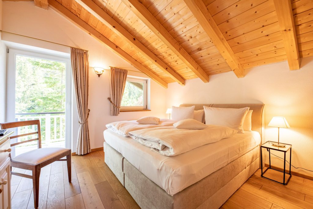 Doppelbett in beige in Ferienwohnung in Garmisch-Partenkirchen