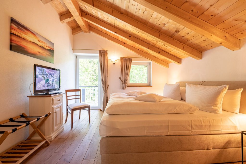 Doppelbett und Fernseher in Ferienwohnung in Garmisch-Partenkirchen