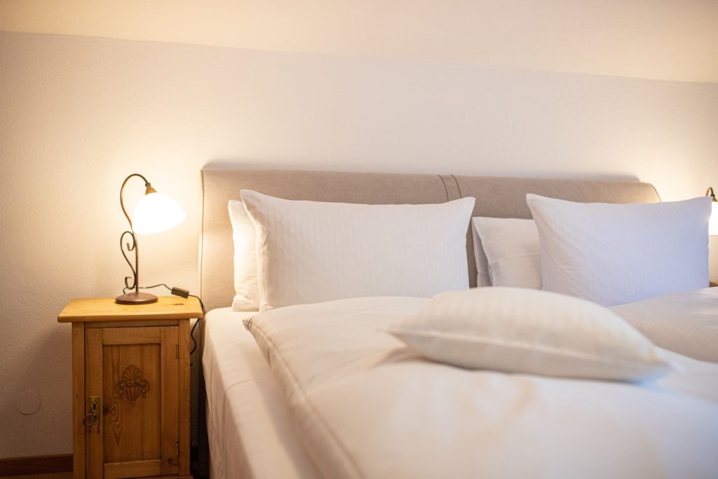 Doppelbett mit Nachttischlampe in Ferienwohnung in Garmisch-Partenkirchen