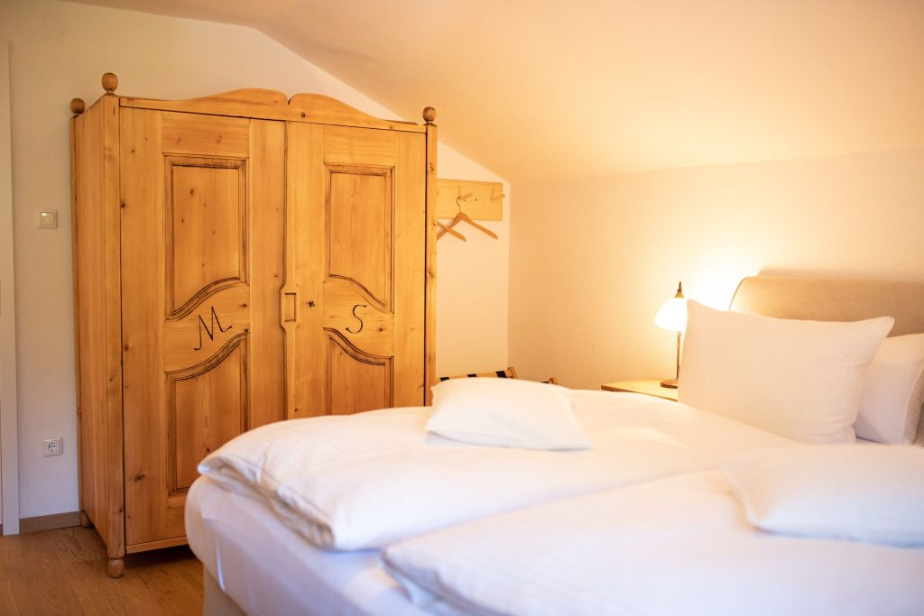 Doppelbett im Schlafzimmer mit Kleiderschrank in Ferienwohnung in Garmisch-Partenkirchen