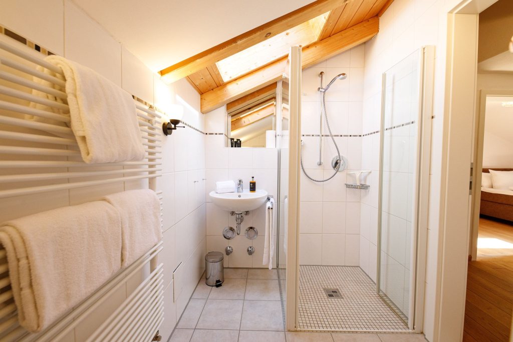 Badezimmer mit Dusche in Ferienwohnung in Garmisch-Partenkirchen