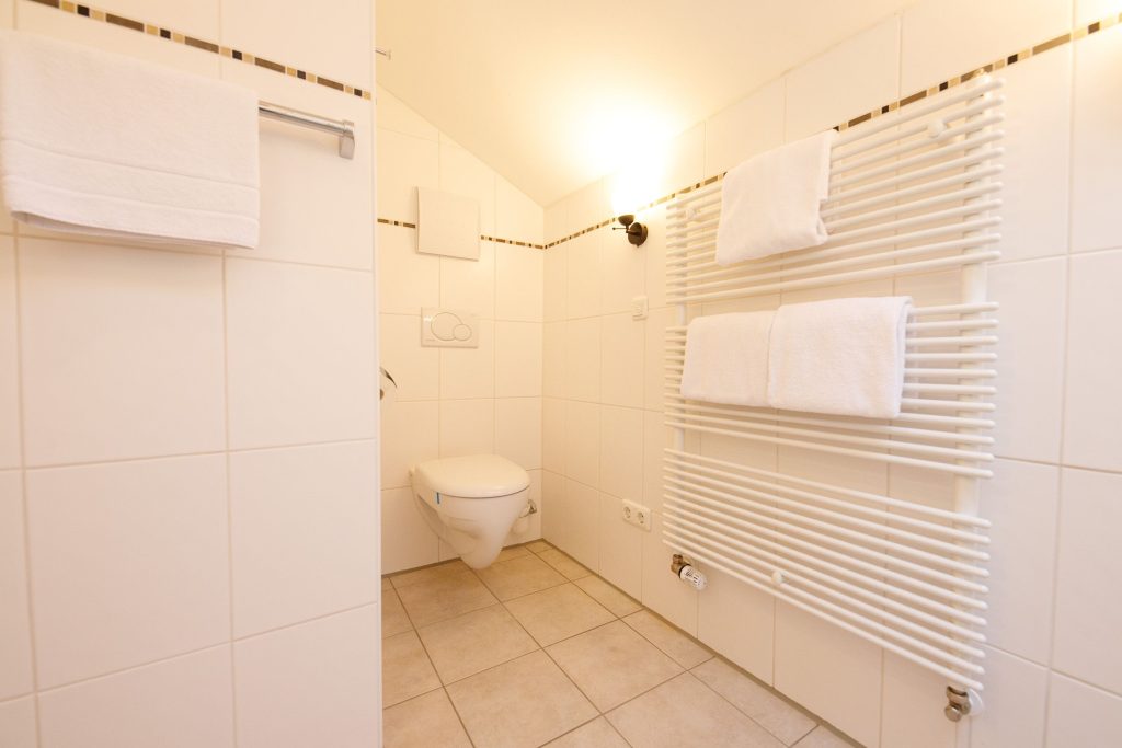 Badezimmer mit Toilette in Ferienwohnung in Garmisch-Partenkirchen