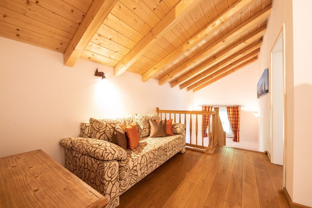 Sofa und Treppe in Ferienwohnung in Garmisch-Partenkirchen