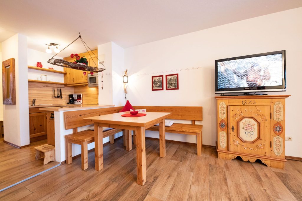 Essbereich mit Fernseher in Ferienwohnung in Garmisch-Partenkirchen