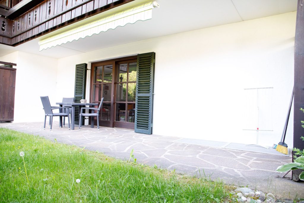 Terrasse mit Garten in Ferienwohnung in Garmisch-Partenkirchen