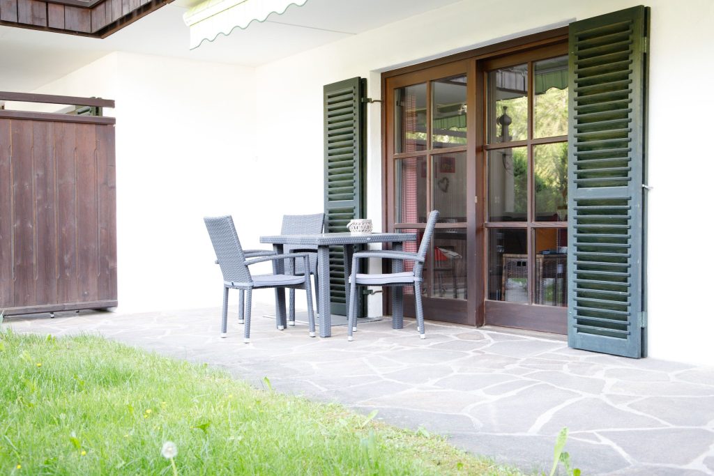 Terrasse mit Garten in Ferienwohnung in Garmisch-Partenkirchen