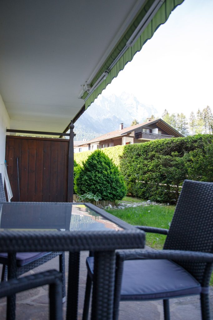 Terrasse mit Tisch in Ferienwohnung in Garmisch-Partenkirchen