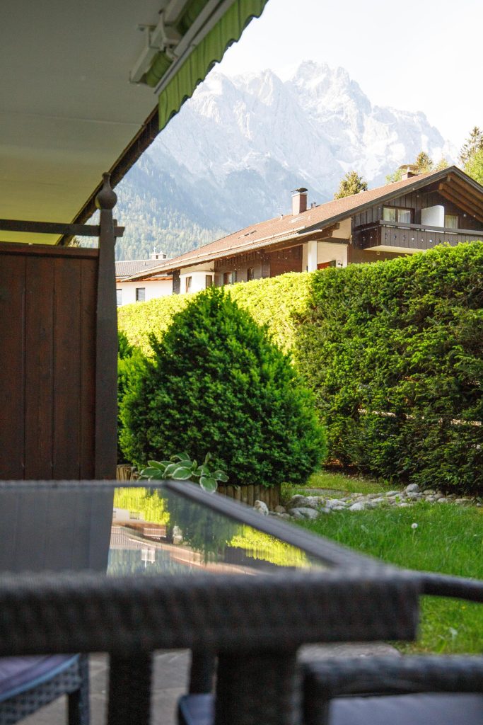 Terrasse mit Tisch in Ferienwohnung in Garmisch-Partenkirchen