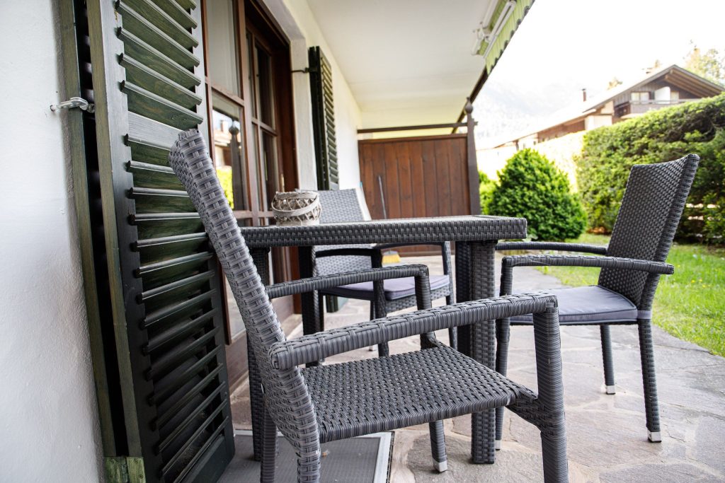 Terrasse mit Stühlen in Ferienwohnung in Garmisch-Partenkirchen