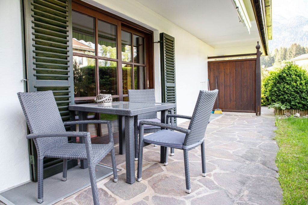 Terrasse mit Stühlen in Ferienwohnung in Garmisch-Partenkirchen