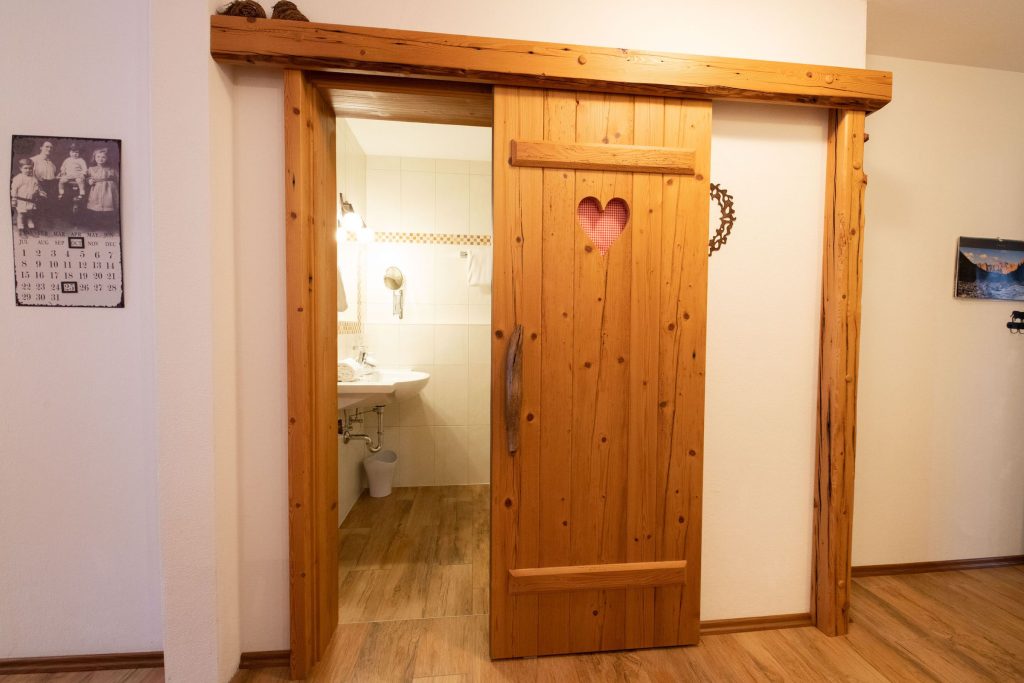 Toilette mit Schiebetür in Ferienwohnung in Garmisch-Partenkirchen