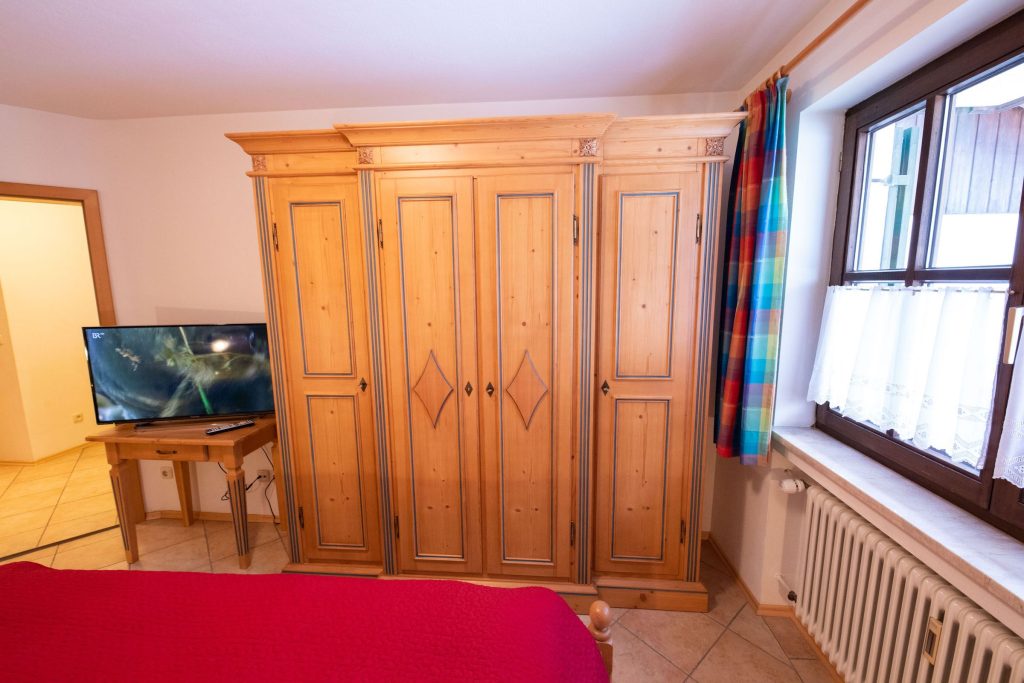 Kleiderschrank und Fernseher in Ferienwohnung in Garmisch-Partenkirchen 