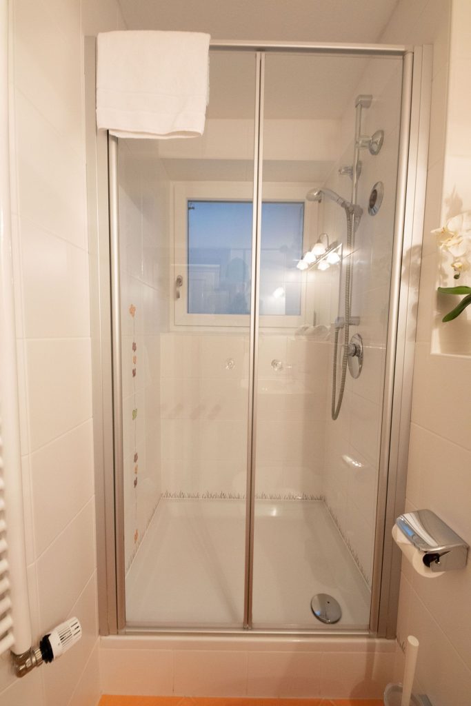 Dusche in Ferienwohnung in Garmisch-Partenkirchen