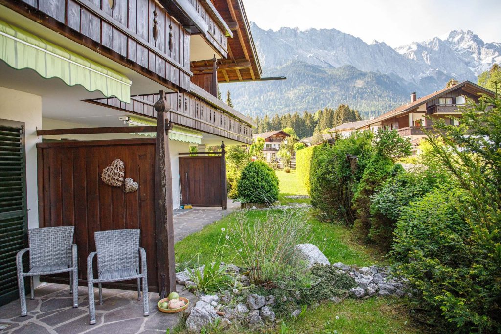 Terrasse mit Garten in Ferienwohnung in Garmisch-Partenkirchen