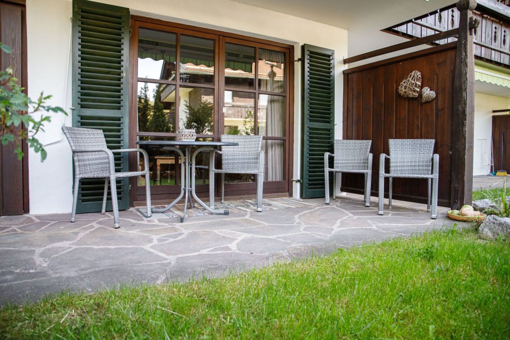 Terrasse mit Stühlen in Ferienwohnung in Garmisch-Partenkirchen