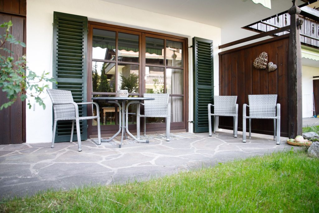 Terrasse mit Stühlen in Ferienwohnung in Garmisch-Partenkirchen