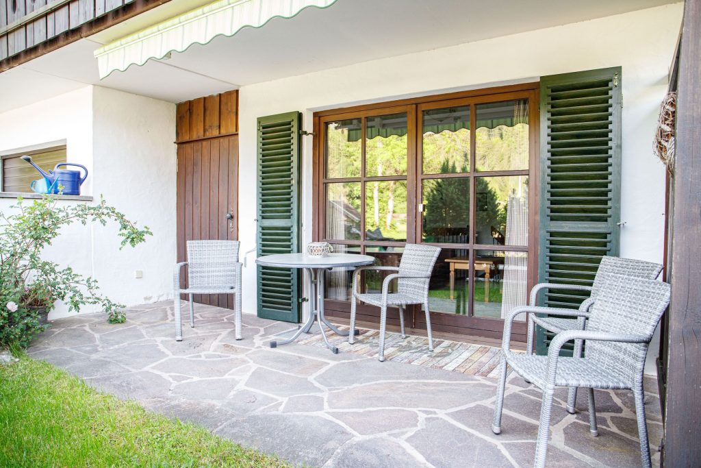 Terrasse mit Stühlen in Ferienwohnung in Garmisch-Partenkirchen