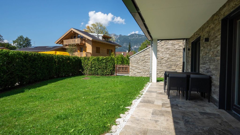 Terrasse mit Garten in Ferienwohnung in Garmisch-Partenkirchen