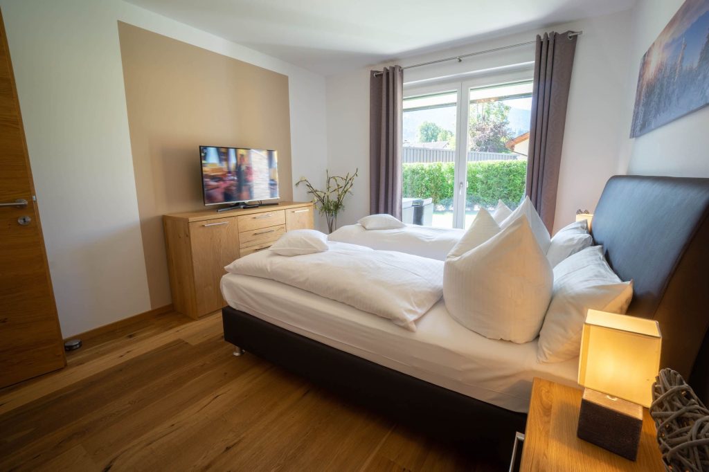 Doppelbett mit Fernseher in Ferienwohnung in Garmisch-Partenkirchen