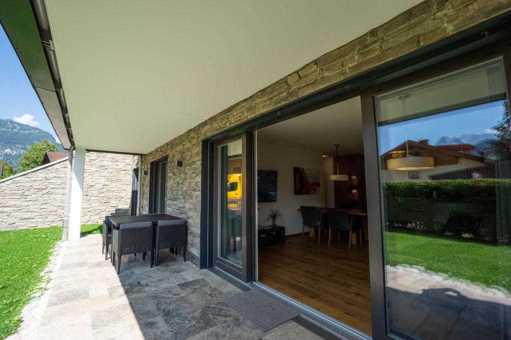 Terrasse mit Rasen in Ferienwohnung in Garmisch-Partenkirchen