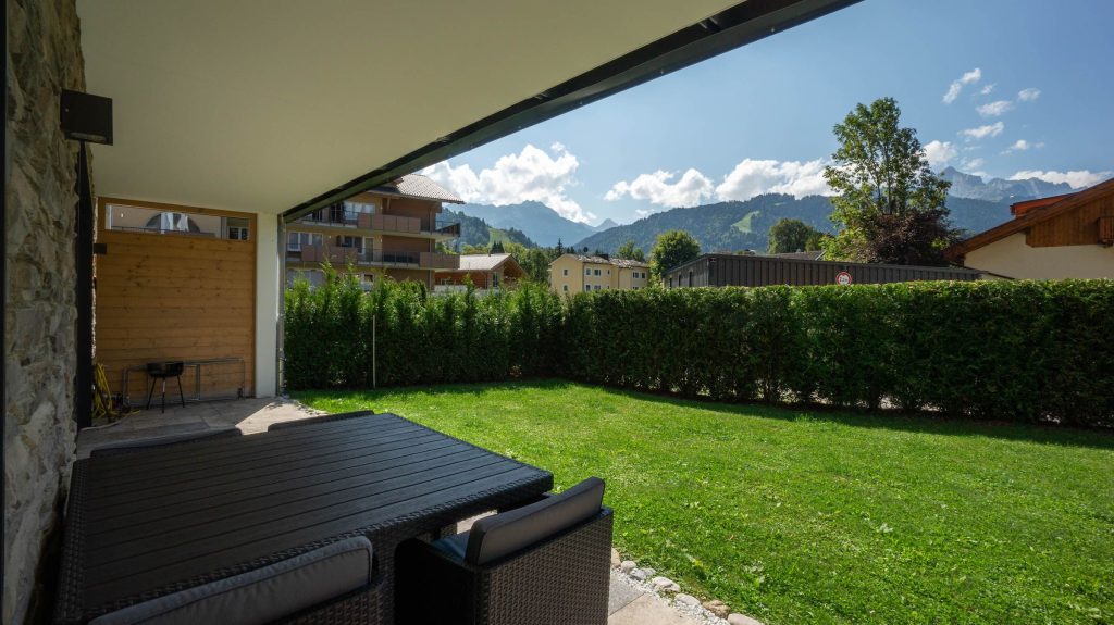 Terrasse und Tisch in Ferienwohnung in Garmisch-Partenkirchen