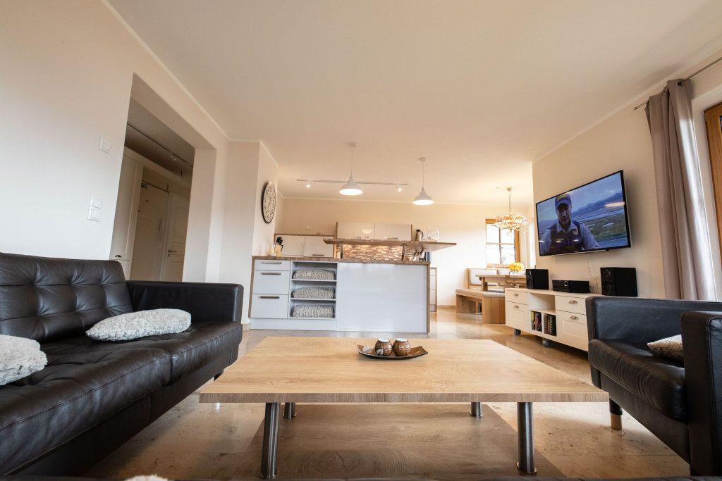 Sofa mit Fernseher in Ferienwohnung in Garmisch-Partenkirchen