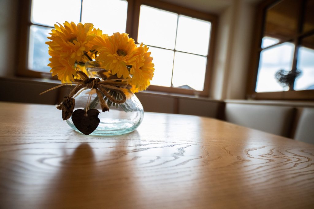 Tisch mit Vase und Blumen in Ferienwohnung in Garmisch-Partenkirchen