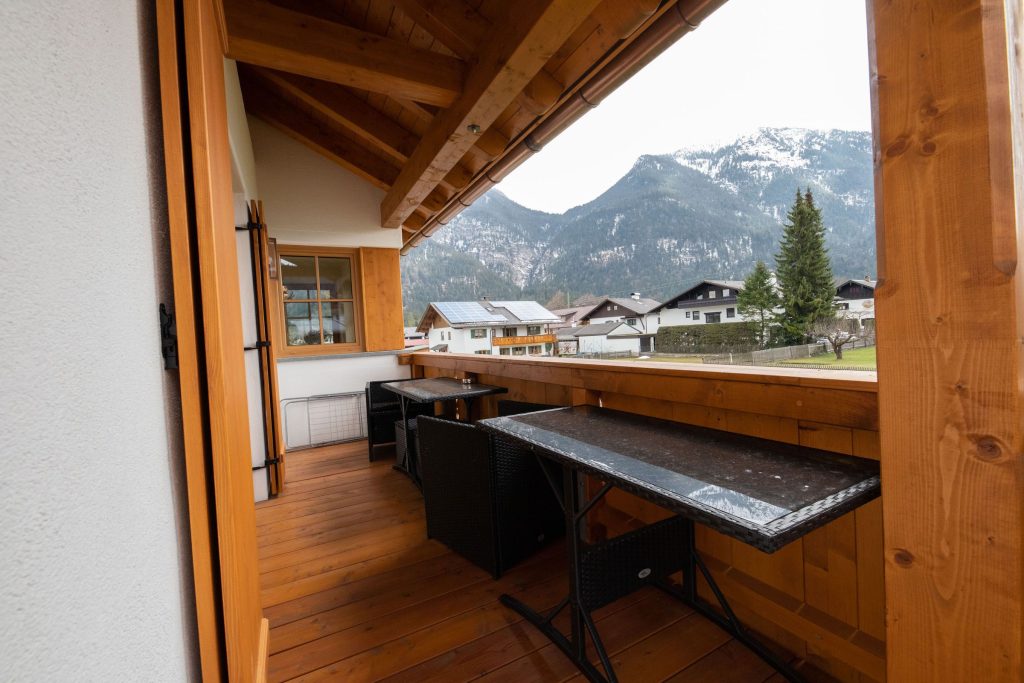 Balkon mit Tischen in Ferienwohnung in Garmisch-Partenkirchen