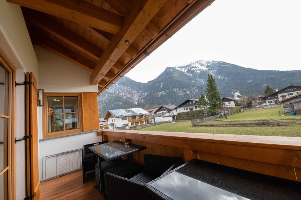 Balkon und Stühle in Ferienwohnung in Garmisch-Partenkirchen