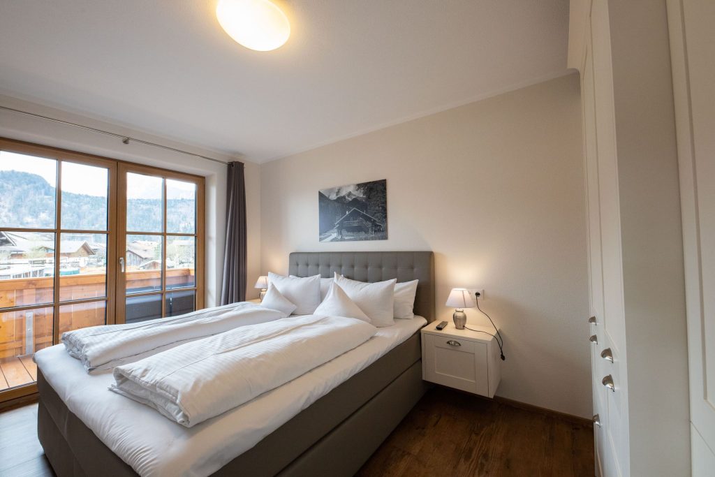 Doppelbett und gute Aussicht in Ferienwohnung in Garmisch-Partenkirchen