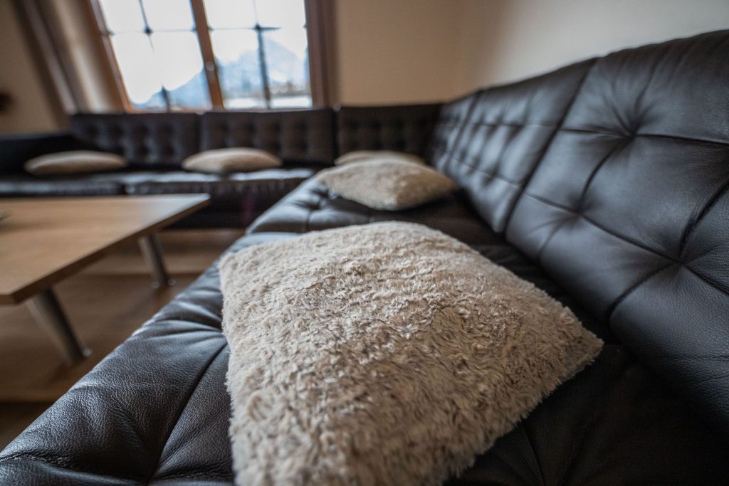 Sofa mit Kissen in Ferienwohnung in Garmisch-Partenkirchen