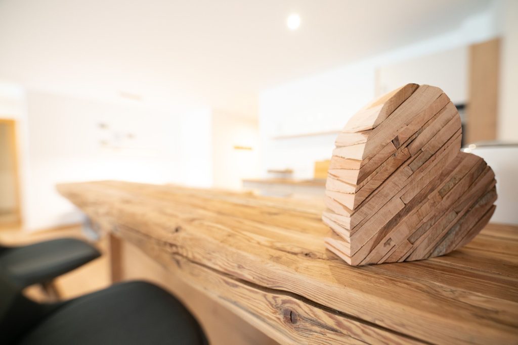 Holzherz auf Küchenablage in Ferienwohnung in Garmisch-Partenkirchen