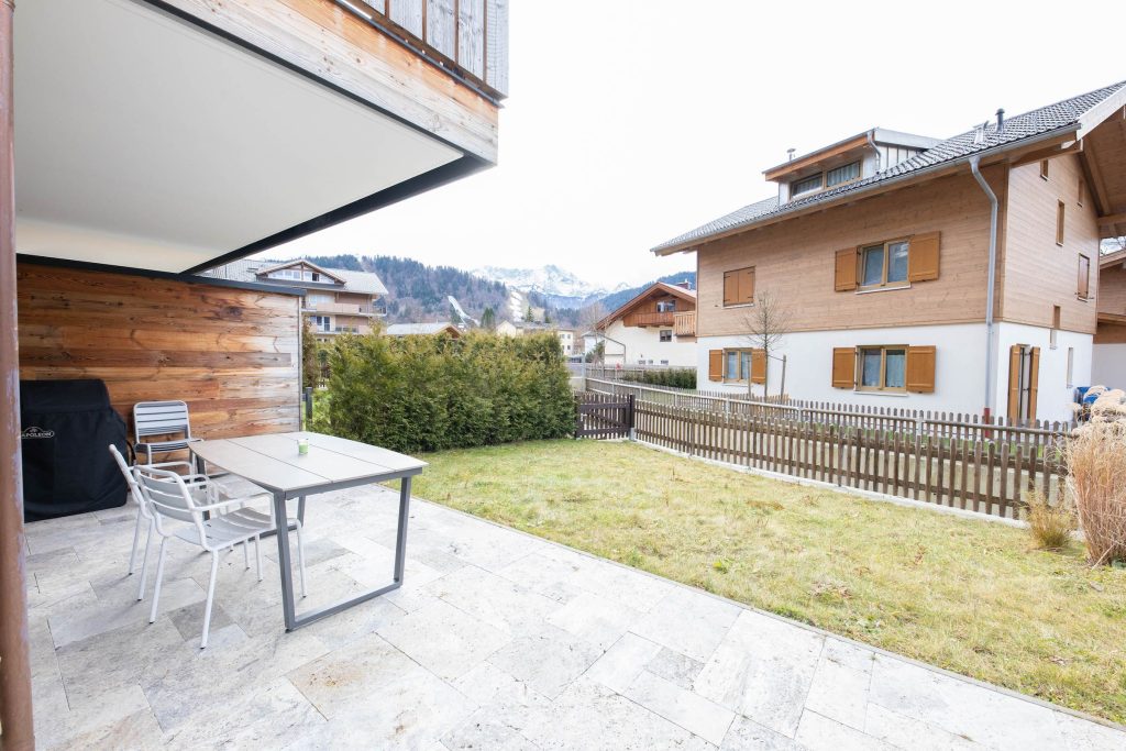 Terrasse und Stühle in Ferienwohnung in Garmisch-Partenkirchen