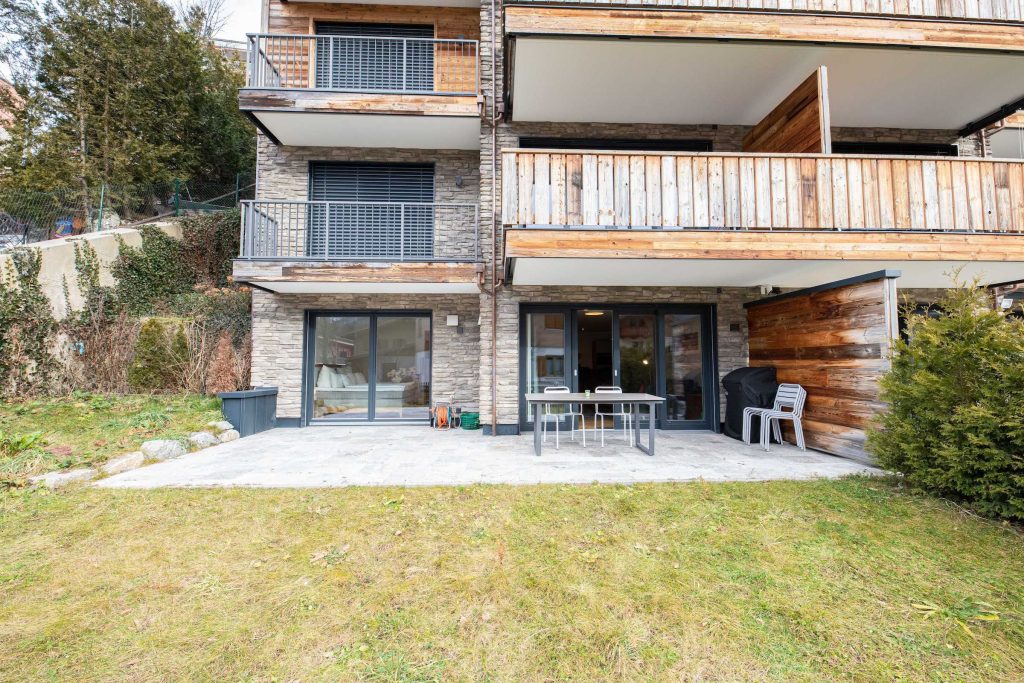 Terrasse unter Balkon von Ferienwohnung in Garmisch-Partenkirchen