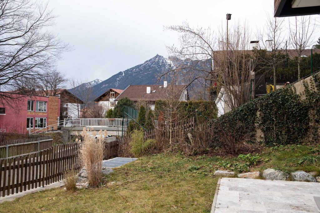 Kleine Terrasse und Blick auf die Alpen von Ferienwohnung in Garmisch-Partenkirchen